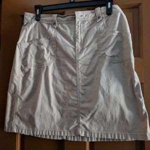 Gloria Vanderbilt Size 14 courteroy skirt.